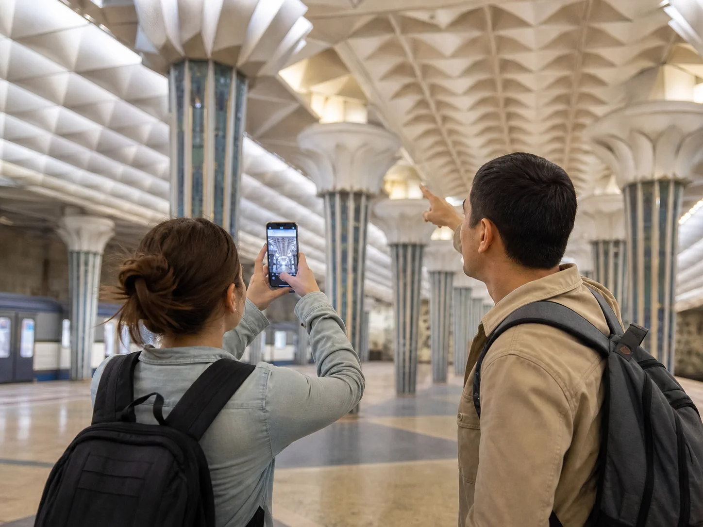 Yangi boshlovchi sinab ko‘rmoqda: metro fotosayri